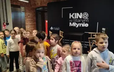 przedszkolaki stoja w korytarzu czekajac na wejscie do sali kinowej