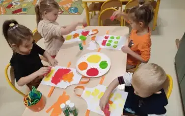 przedszkolaki maluja farbami prace plastyczna- fartuch kuchenny