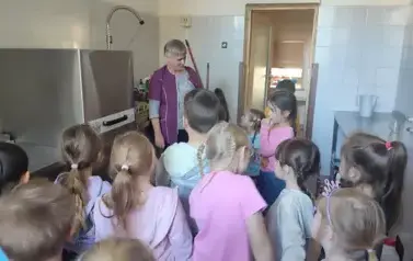 przedszkolaki poznaja sprzet kuchenny wykorzystywany w kuchni szkolnej