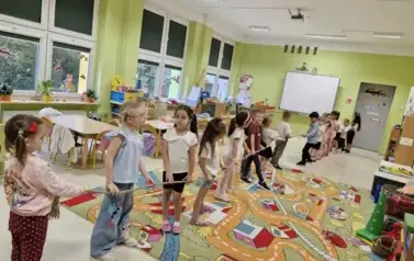 dwie drużyny przeciągają linę 