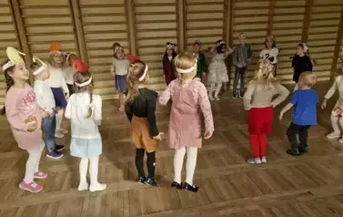 grupa dzieci w kole wykonuje piosenkę Kasztanki