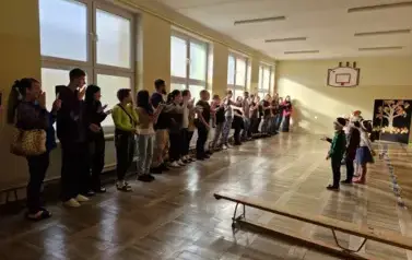 dzieci z rodzicami wykonują piosenkę Witamy się