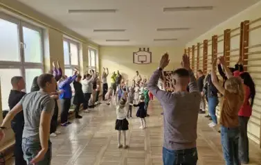 dzieci z rodzicami wykonują piosenkę