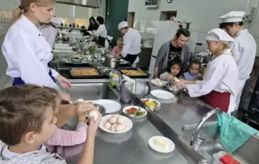 dzieci obierają jajka do pasty kanapkowej