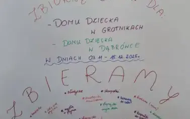 Plakat z informacją o zbi&oacute;rce na rzecz Dom&oacute;w Dziecka w Grotnikach i Dąbr&oacute;wce Wielkiej