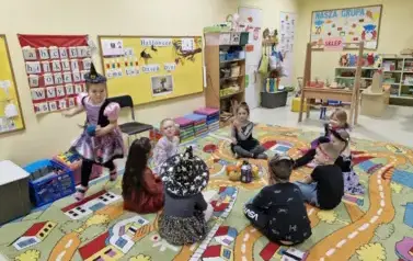 dzieci bawią się w zabawę Dynia w kole