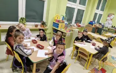 dzieci wykonują pracę plastyczną Duszki
