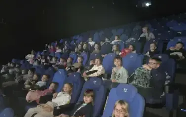 Dzieci oglądające film