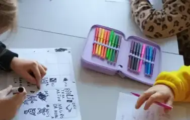 Uczestniczki Szkolnego Koła Bibliotecznego w trakcie gry w bingo 