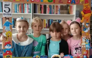 pięć uczestniczek Szkolnego Koła Bibliotecznego w fotoramce z okazji Światowego Dnia Postaci z Bajek
