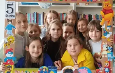uczestniczki Szkolnego Koła Bibliotecznego w fotoramce z okazji Światowego Dnia Postaci z Bajek