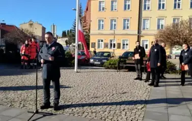 Nauczyciel prowadzący uroczystość i władze miasta Zgierza na Placu Jana Pawła II