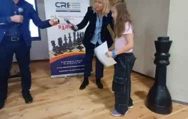 Uczennica odbiera dyplom uczestnictwa