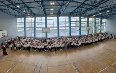 uczniowie klas 1 - 8 zgromadzona w sali gimnastycznej zdjęcia panoramiczne