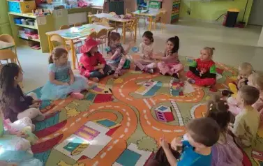 przedszkolaki na dywanie bawią się w zabawę zaklęte jabłko