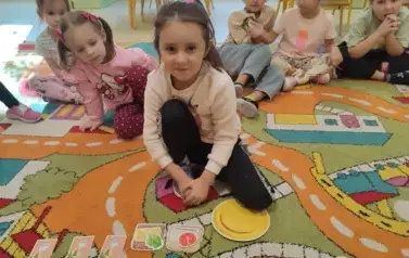 dziewczynka ułożyła kanapki zgodnie z wytycznymi gry Kucharz