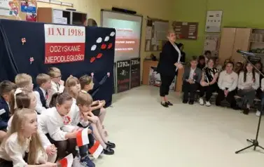 Pani Dyrektor szkoły dziękuje wykonawcom za występ