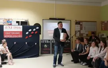 Przewodniczący Rady Rodzic&oacute;w dziękuje uczniom za występ