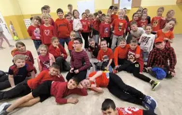 Uczniowie szkoły na korytarzu ubrani w czerwoną odzież (2)