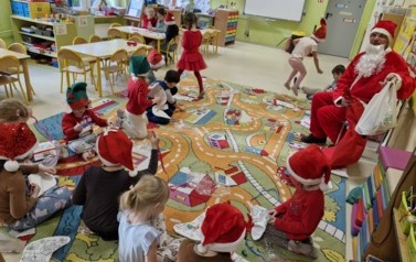Dzieci rozpakowują prezenty od Mikołaja