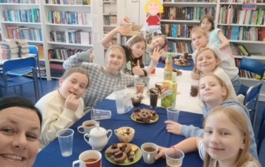 Szkolne Koło Biblioteczne klas trzecich podczas wigilijnej wieczerzy
