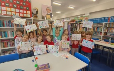 Szkolne Koło Biblioteczne ze świąteczną grą bingo