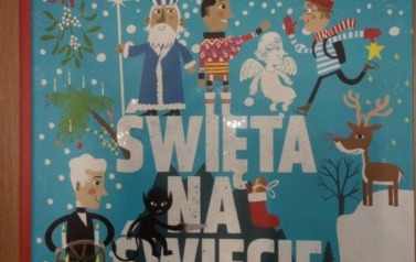 Książka, z kt&oacute;rej uczestnicy Szkolnego Koła Bibliotecznego poznawali tradycje świąteczne w innych krajach