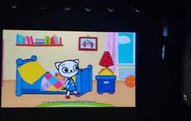 ekran kinowy z kadrem filmu Kicia Kocia