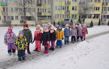 dzieci ustawione w parach idą na autobus
