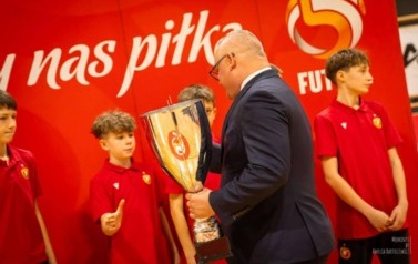 Leon odbierający puchar od prezesa Klubu