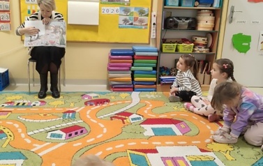 Fotografia przedstawia uczni&oacute;w klasy 1b podczas zabawy edukacyjnej