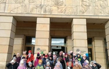 uczniowie klasy 1c i 1d przed gmachem Teatru Wielkiego w Łodzi