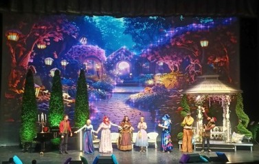 aktorzy na scenie w teatrze podczas koncertu