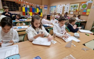 Uczniowie podczas wykonywania pracy plastycznej przedstawiającej zimę