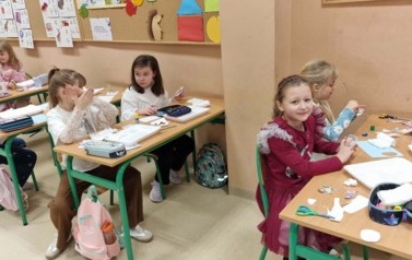 Uczennice podczas wykonywania pracy plastycznej przedstawiającej zimę