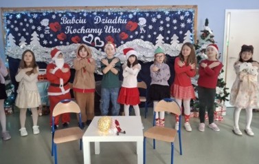 Uczniowie klasy 2A podczas śpiewu piosenki z choreografią dla babć i dziadk&oacute;w
