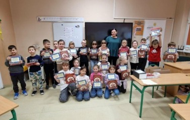 Klasa 1c po pasowaniu na czytelnika z dyplomami i książkami (4)