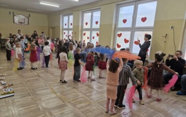 Dzieci tańczą z chustkami dla babć i dziadk&oacute;w