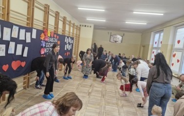 Zabawa dzieci z gośćmi przy piosence Chodzę sobie