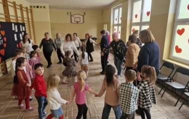 Wsp&oacute;lna zabawa w kole do piosenki Bałwanek