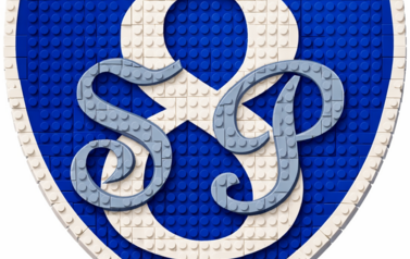 herb szkoły zbudowany z lego