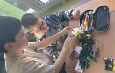 kolega pomaga koledze