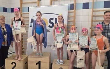 Medaliści 25 m stylem grzbietowym