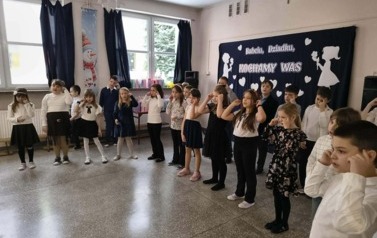 uczniowie 2b podczas śpiewania piosenek  z interpretacja ruchową