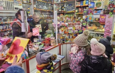 dzieci wręczają walentynki w okolicznym sklepie