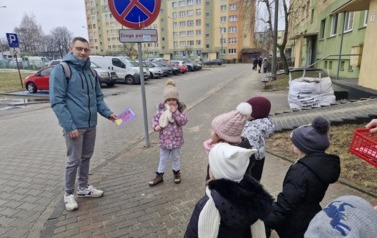 grupa przedszkolna obdarowuje walentynką mieszkańca osiedla