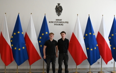 uczniowie w tle fagi Polski i Unii Europejskiej