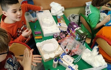 chłopcy z 2b tworzą zagrody z kostek cukru
