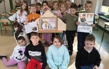 Na zdjęciu klasa 1b z teatrzykiem