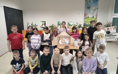 Na zdjęciu klasa 1a z teatrzykiem